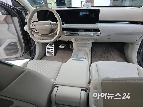 기아 'EV4' 인테리어. [사진=김종성 기자]