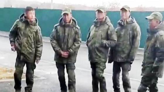 러시아 독립 언론기관이라고 주장하는 '아스트라' (ASTRA) 는 지난해 10월 텔레그램 채널에 북한군으로 보이는 군인들이 건물 외부에 서 있는 모습을 촬영해 게시했다. 아스트라 텔레그램 채널 캡처, 연합뉴스