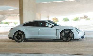 스포츠카와 맞먹는 날카로운 핸들링 성능을 갖춘 포르쉐 타이칸.