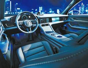 전통을 계승하며 첨단의 이미지를 보여준 타이칸의 실내 공간.