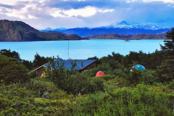 토레스 델 파이네 트레일 가운데 자리 잡은 쿠에르노스 산장(Refugio Cuernos). 중간 보급기지 역할을 하는 장소다. 노르덴스콜드 호수 (Nordenskjold Lake)를 끼고 있다. 사진 김은덕, 백종민