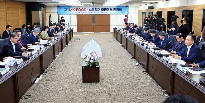 지난 1월 21일 aT센터에서 송미령 농림축산식품부 장관(왼쪽 앞에서 네 번째)은 K푸드 플러스 수출 성장세를 올해도 이어가기 위해 민·관이 함께하는 ‘제1차 K푸드 플러스 수출확대 추진본부’간담회를 주관했다.   농림축산식품부 제공