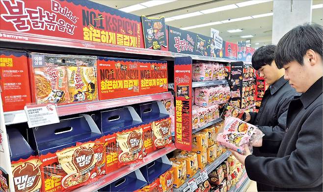 지난해 라면 등 K푸드 열풍에 힘입어 농식품 수출이 역대 최대치를 기록했다. 서울역 인근의 대형마트 라면코너에서 소비자들이 불닭볶음면을 살펴보고 있다.  공태윤 기자