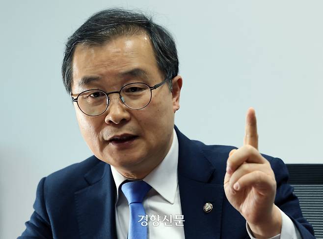 이건태 더불어민주당 의원이 26일 국회 의원회관에서 이재명 대표의 공직선거법 위반 사건 항소심과 관련해 인터뷰하고 있다. 서성일 선임기자