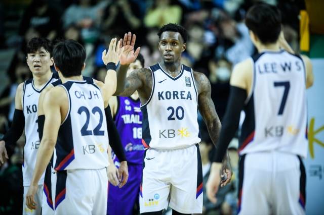 한국 남자농구 대표팀의 귀화선수였던 라건아(가운데)가 지난해 2월 원주종합체육관에서 열린 태국과의 2025 국제농구연맹(FIBA) 아시아컵 예선 첫 경기를 치르고 있다. 대한민국농구협회 제공