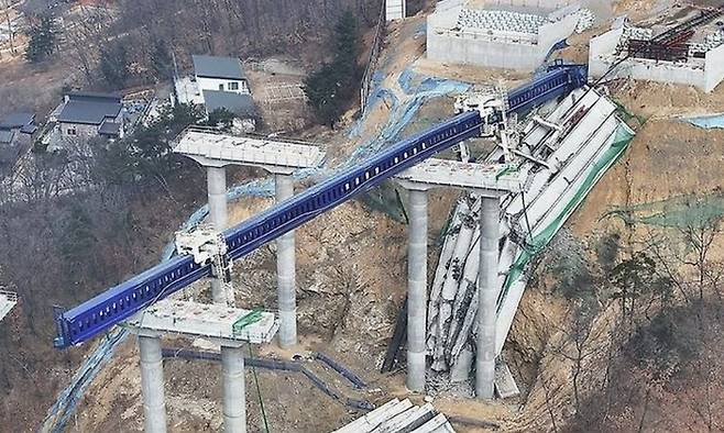 사고 발생 하루 뒤인 26일 서울세종고속도로 사고 현장 [사진 = 연합뉴스]