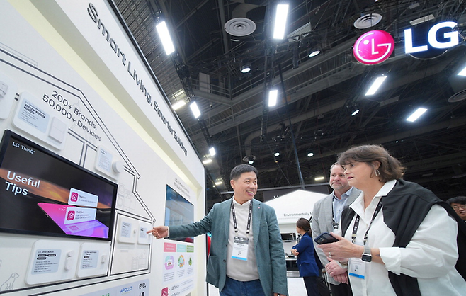 Lyu Jae-cheol, head of LG Electronics’ Home Solutions Division, explains various solutions for implementing AI-powered smart homes at the International Builders’ Show (IBS 2025) in Las Vegas, US, on the 25th. (LG Electronics)