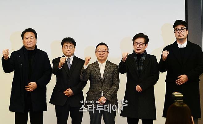 김창환 한국음악콘텐츠협회 회장(왼쪽부터), 최경식 한국음반산업협회 회장, 임백운 한국연예제작자협회 회장, 박강원 한국음악레이블산업협회 이사, 이명길 한국매니지먼트연합 이사. 사진l강영국 기자