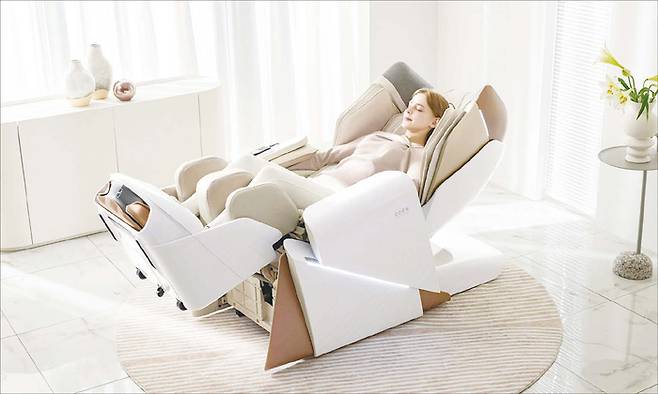 세라젬과 바디프랜드가 안마 가전 시장에서 맞붙는다. 세라젬은 1위 자리를 공고히 한다는 목표다. 반면 바디프랜드는 뒤처진 순위를 끌어올리겠다는 목표다. 사진 위는 세라젬 ‘마스터 V9’, 아래는 바디프랜드 ‘에덴’. (각 사 제공)