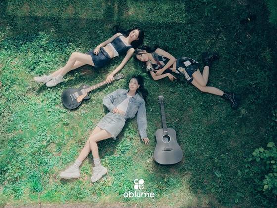 ‘템퍼링 의혹’이 불거진 이후 그룹 피프티 피프티에서 탈퇴한 멤버 새나(SAENA), 아란(ARAN), 시오(SIO)로 결성된 3인조 걸그룹 어블룸(ablume)이, 템퍼링 의혹의 중심에 있었던 음악 프로듀서였던 안성일 더기버스 대표와 다시 손을 잡고 재데뷔를 예고했다.