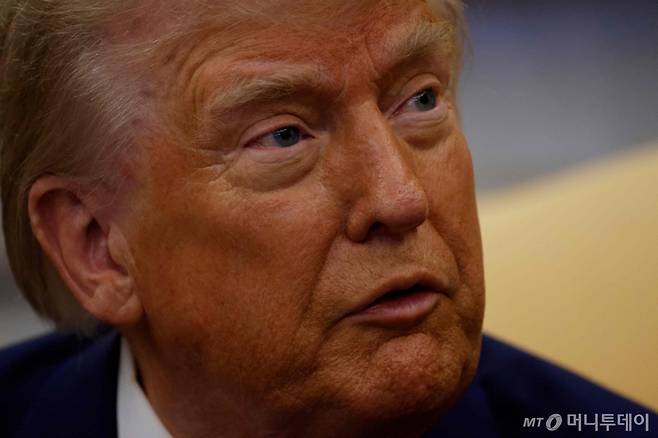 도널드 트럼프 미국 대통령은 지난해 11월7일 윤석열 대통령과 통화하면서 "미국 조선업은 한국의 도움을 필요로 한다"며 "한국의 세계적인 군함·선박 건조 능력을 잘 알고 있으며 선박 수출 뿐 아니라 보수·수리·정비 분야에서도 한국과 협력이 필요하다"고 말했다. 사진은 트럼프 대통령이 24일(현지 시간) 워싱턴 백악관을 방문한 에마뉘엘 마크롱 프랑스 대통령과 회담에서 “우크라이나 전쟁이 몇 주 안에 끝낼 수 있다"고 말하고 있다. / AFP=뉴스1
