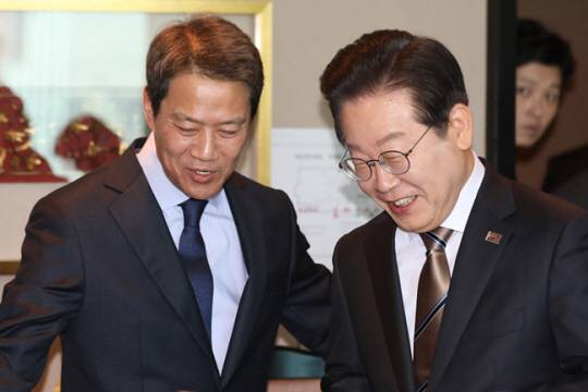 이재명 더불어민주당 대표와 임종석 전 대통령 비서실장이 27일 서울 여의도 한 식당에서 오찬 회동을 하고 있다. 뉴시스