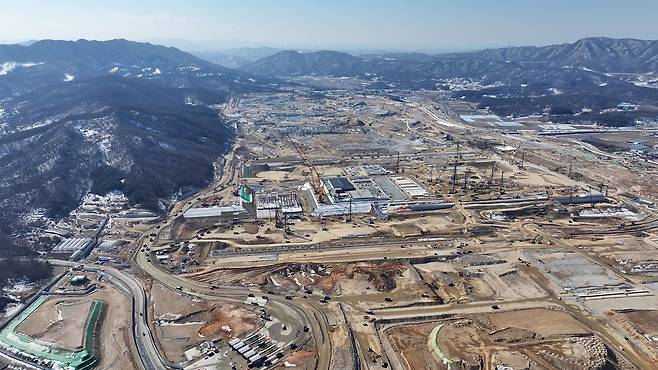 용인 반도체 클러스터 국가산단·일반산단 예정지로 핫해진 용인시 처인구 일대 아파트와 토지가격의 온도차를 알아봤습니다. 사진은  SK하이닉스가 원삼면 일대 416만㎡ 부지에 조성중인 ‘용인 반도체클러스터 일반산업단지’. [이건욱PD]