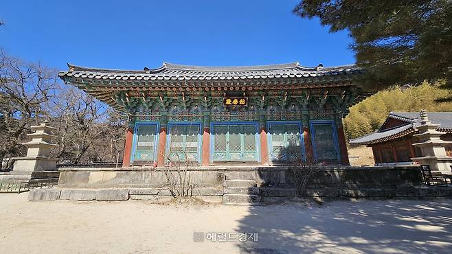 극락전. 양 옆에 2기의 석탑은 ‘금당암 동·서 삼층석탑’으로 불린다.