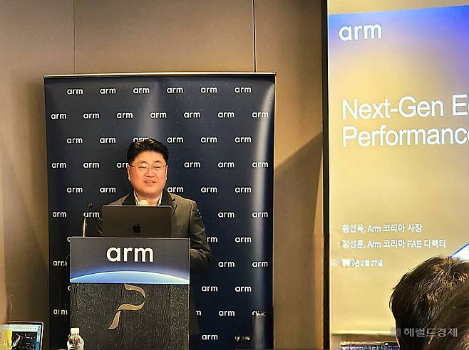 황선욱 Arm 코리아 사장이 27일 서울 중구 더 플라자 호텔에서 열린 기자 간담회에서 새로운 엣지 인공지능(AI) 플랫폼을 소개하고 있다. 김현일 기자