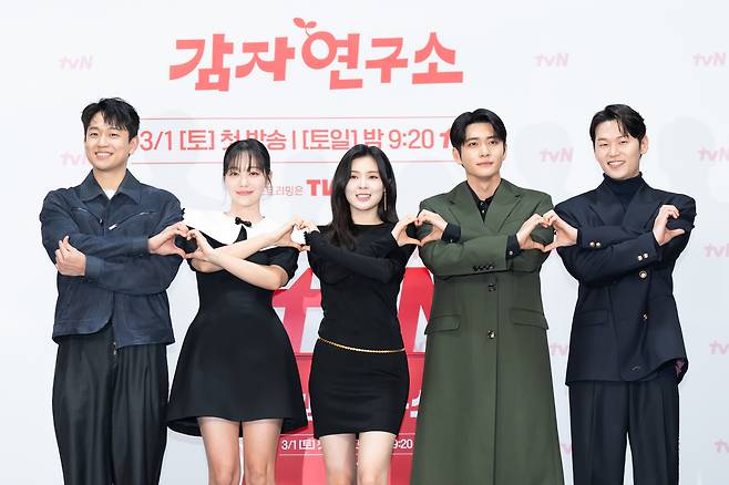 27일 서울 구로구 신도림라마다에서 열린 tvN 새 토일드라마 ‘감자연구소’ 제작발표회에 강일수 감독, 배우 이선빈, 강태오, 이학주, 김가은, 신현승이 참석했다. tvN 제공