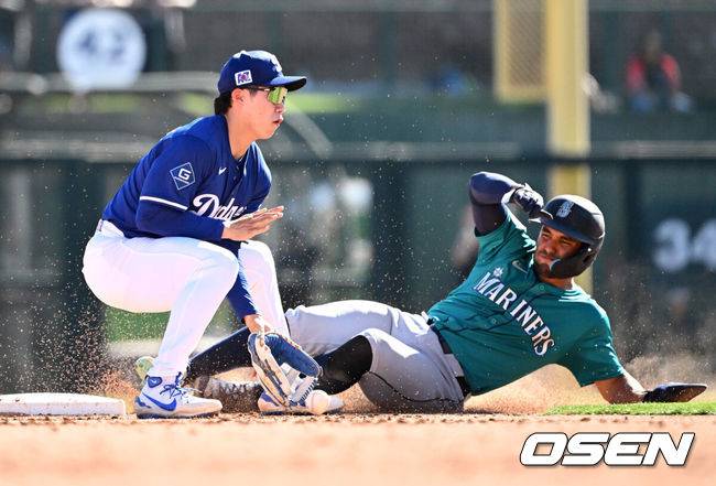 [OSEN=애리조나(미국), 이대선 기자] 26일(한국시간) 미국 애리조나주 글렌데일 캐멀백 랜치에서 2025 메이저리그 시범경기 LA 다저스와 시애틀 매리너스의 경기가 열렸다.김혜성은 다저스와 최대 3+2년 2200만 달러(약 320억원) 계약에 합의하며 메이저리그 진출에 성공했다.LA 다저스 김혜성이 도루 수비를 하고 있다. 2025.02.26 / sunday@osen.co.kr
