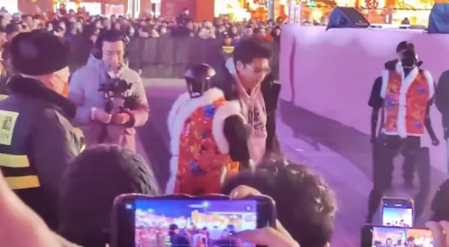 지난 6일 중국 톈진에서 열린 춘절 축제장에서 관람객을 공격하는 로봇. SNS 영상 캡처