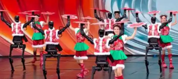 지난달 29일 중국 공영방송 춘절(설) 특집 프로그램에 등장해 인간 무용수들과 군무를 펼친 휴머노이드 로봇들. 중국 CGTN 영상 캡처