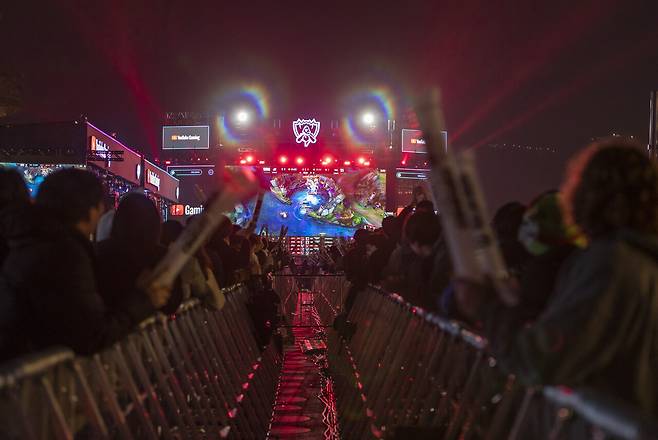 2023년 11월19일 서울 광화문광장에서 <LOL> 월드 챔피언십(롤드컵) 결승전을 응원하는 팬들. ⓒ시사IN 박미소