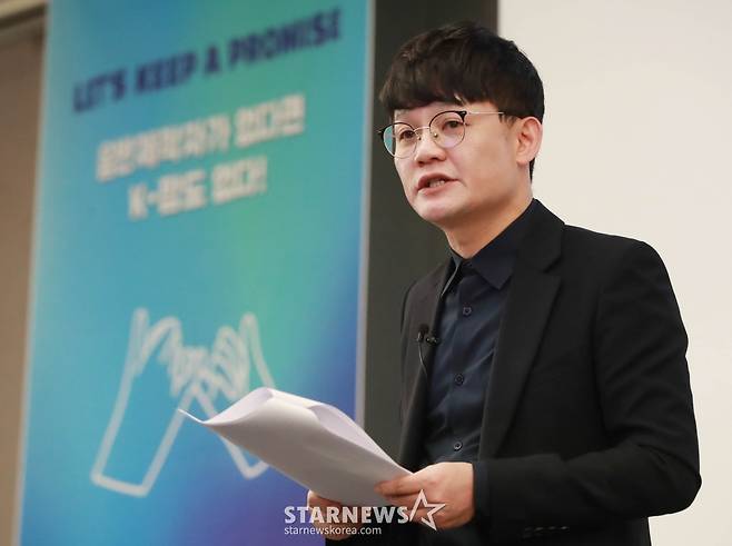 최광호 한국음악콘텐츠협회 사무총장이 27일 오전 반포동 JW메리어트 호텔에서 ‘Let’s keep a promise : 음반제작자가 없다면 K-팝도 없다!’라는 주제로 진행된 음악산업의 공정한 권리 보호를 위한 음반제작자 기자회견에서 발제를 하고 있다. /2025.02.27 /사진=이동훈 photoguy@