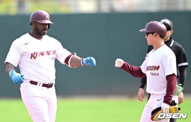 키움 김준완 코치(오른쪽)가 야시엘 푸이그와 하이파이브를 하고 있다.