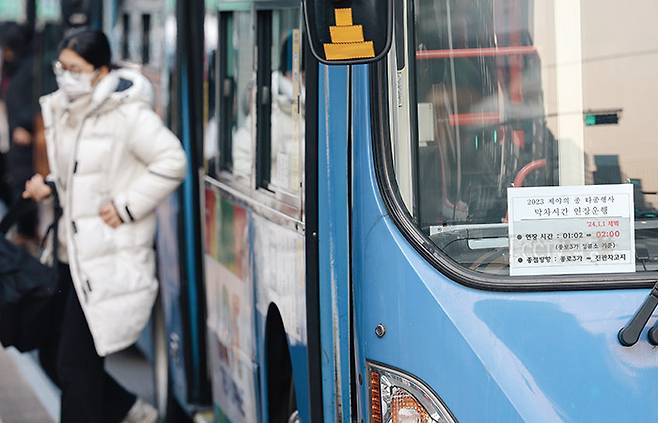 수익에 따라 버스노선이 사라지면 대중교통이 필요한 노인들은 대중교통을 이용하기가 더 어려워진다.[사진｜뉴시스]