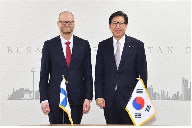 유리 예르비아호(Jyri Jarviaho) 주한 핀란드 대사와 박형준 부산시장 [부산시 제공. 재판매 및 DB 금지]