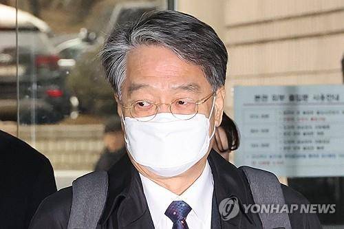 2024년 3월 영장심사 법정 향하는 송봉섭 전 중앙선관위 사무차장 [연합뉴스 자료사진]