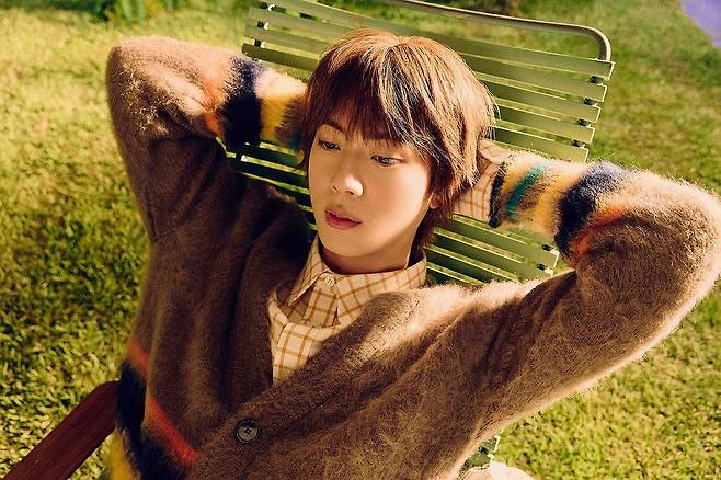 BTS 진, 오늘 신곡 '러닝 와일드' 리믹스 발표 (서울=연합뉴스) 그룹 방탄소년단(BTS)의 진이 19일 오후 2시 솔로 앨범 타이틀곡 '러닝 와일드'(Running Wild)의 리믹스 음원을 발표한다고 소속사 빅히트뮤직이 밝혔다. 사진은 그룹 방탄소년단(BTS) 진. 2024.11.19 [빅히트뮤직 제공. 재판매 및 DB 금지] photo@yna.co.kr