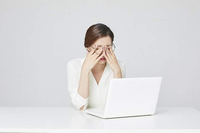 눈이 피곤한 사람