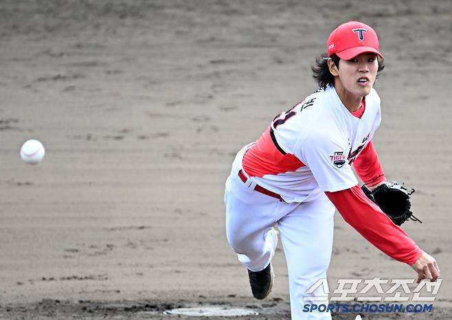 27일 일본 오키나와 킨 스타디움에서 열린 LG와 KIA의 연습경기, KIA 홍원빈이 역투하고 있다. 오키나와(일본)=허상욱 기자 wook@sportschosun.com/2025.02.27/