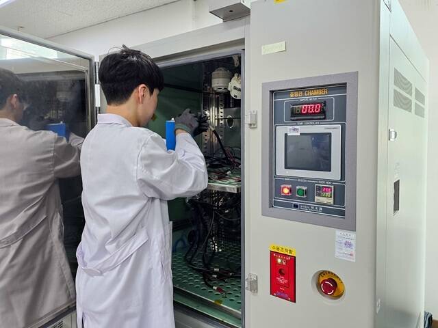 국표원은 28일 '기술규제 사전·사후 검토체계 개선방향'을 제578회 규제개혁위원회에 보고했다고 밝혔다. 사진은 배터리 실험 모습. /KTR