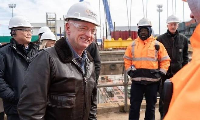 필리조선소 방문한 마크 켈리 애리조나주 상원의원. 켈리 상원의원 홈페이지 캡쳐.