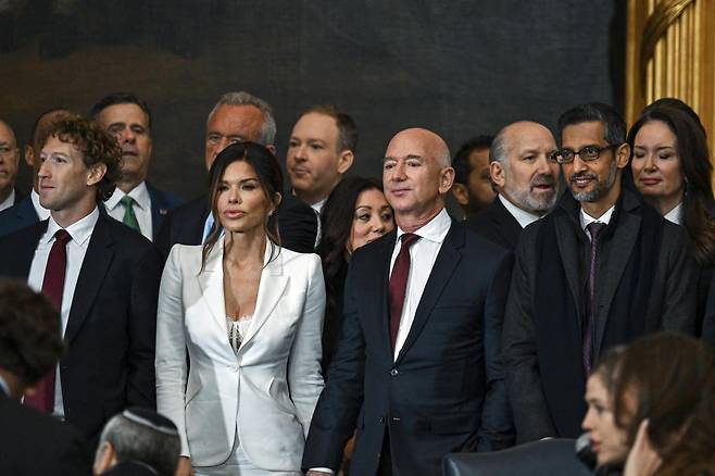 아마존 창업자 제프 베이조스(앞줄 오른쪽 두번째)와 손 잡고있는 약혼녀 로렌 산체스. 워싱턴=AP 뉴시스