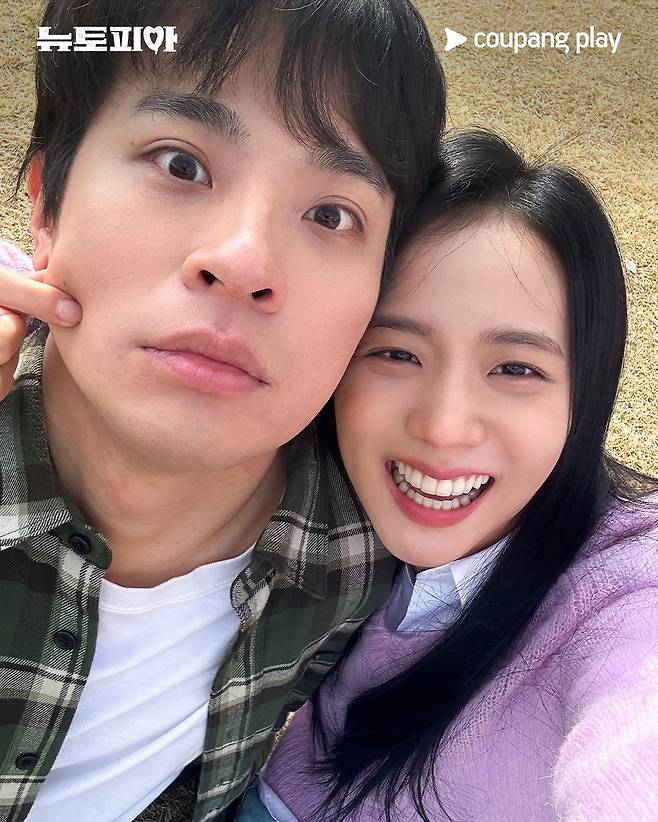 482028733_1042763797870554_7289908937904645428_n.jpg 박정민 & 지수 뉴토피아 커플사진