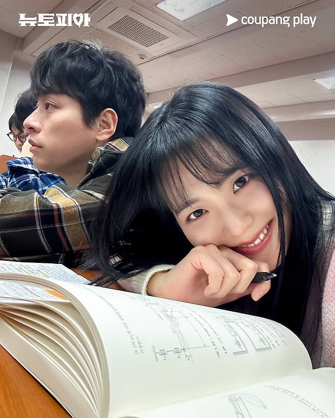 481195388_1042763917870542_8993923052105964209_n.jpg 박정민 & 지수 뉴토피아 커플사진