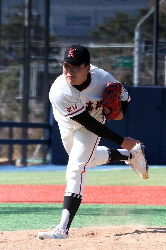 공주고 박용재가 2025 롯데자이언츠·파이낸셜뉴스배 명문고 야구열전 대회에 나서 마운드에서 공을 뿌리고 있는 모습. 사진=서동일 기자