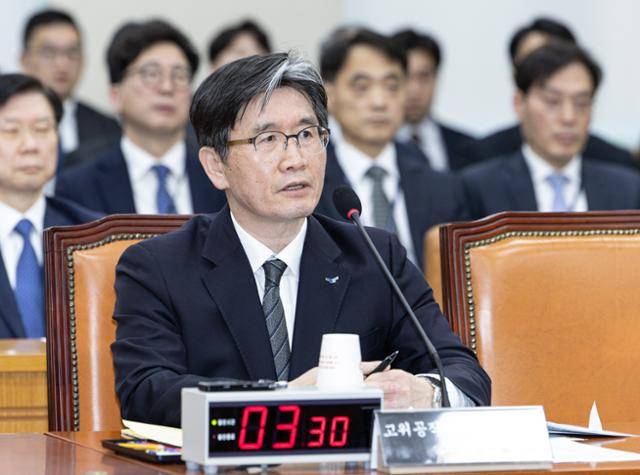 오동운 고위공직자범죄수사처장이 25일 오후 서울 여의도 국회에서 열린 윤석열 정부의 비상계엄 선포를 통한 내란 혐의 진상규명 국정조사 제5차 청문회에서 의원 질의에 답변하고 있다. 뉴스1