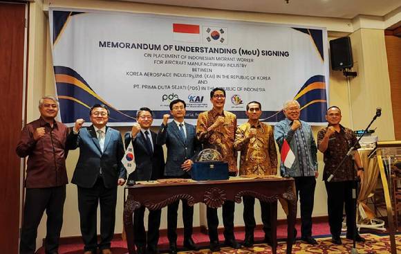 KAI는 28일 인도네시아 자카르타에서 PT PDS와 KAI 협력사 항공 전문인력 양성·공급을 위한 업무협약(MOU)을 체결했다. 이용기 KAI 상생협력실 실장(왼쪽)과 인니 이주 노동자 보호 차관 [사진=KAI]