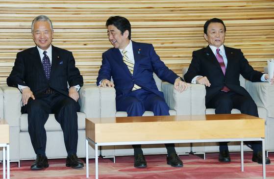 2016년 1월 26일 당시 각의(국무회의에 해당)를 하기 전 '3A'로 불리던 아베 신조 총리(가운데), 아소 다로 부총리(오른쪽), 아마리 아키라 경제재생담당상이 함께 앉아 있다. 지지통신