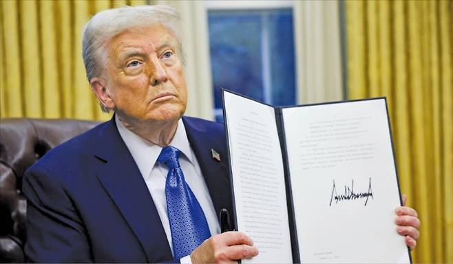 지난 1일 캐나다와 멕시코산 제품에 관세를 부과하는 행정명령에 서명한 도널드 트럼프 미국 대통령. 사진=로이터연합뉴스