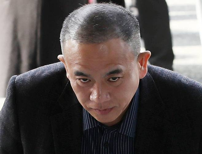 '윤석열 대통령 부부 공천 개입 의혹'의 핵심 인물인 명태균 씨가 지난해 11월 8일 오전 정치자금법 위반 혐의 피의자 신분으로 검찰 조사를 받기 위해 경남 창원시 성산구 창원지방검찰청으로 출석하고 있다. (사진=뉴스1)
