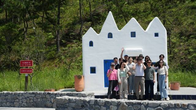 문종성 바꾸는교회 목사(가운데)가 비전트립을 함께 간 가나안 성도들과 전남 신안군에 있는 칭찬의집 앞에서 기념사진을 촬영하고 있다. 바꾸는교회 제공