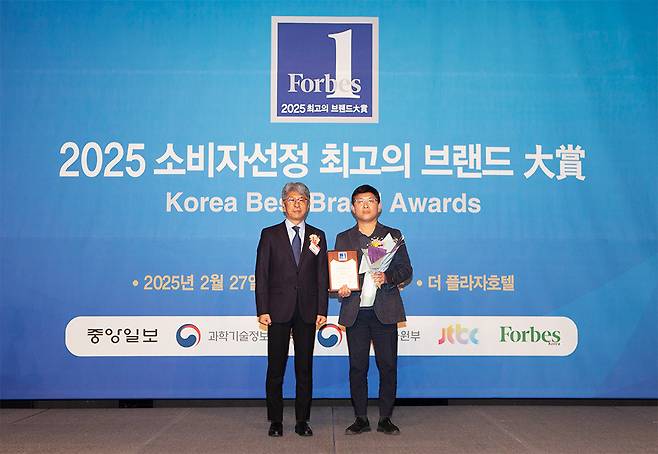 최성민 모두투어 운영지원본부장(오른쪽)이 '2025 소비자 선정 최고의 브랜드 대상' 수상 기념사진 촬영을 하고 있다./사진제공=모두투어