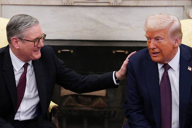 도널드 트럼프 미국 대통령과 키어 스타머 영국 총리가 27일(현지시간) 워싱턴 백악관에서 정상회담을 하고 있다. 2025.,02.28 /로이터=뉴스1