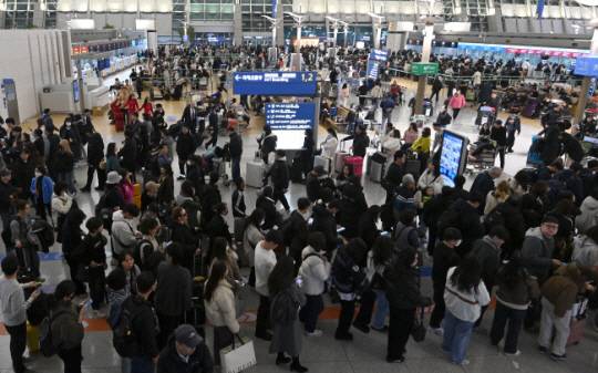 설 연휴 전날인 1월 24일 오전 인천국제공항 제1여객터미널 출국장이 여행객들로 붐비고 있다. 백동현 기자