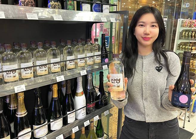 모델이 편의점 GS25에서 독점 출시한 ‘선양오크 소주’를 소개하고 있다.  [GS리테일 제공]