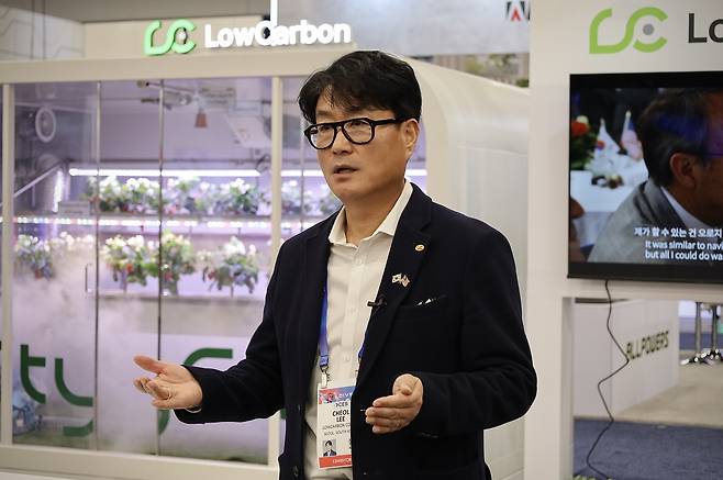 올해 1월7일부터 10일까지 미국 라스베가스에서 열린 세계 최대규모의 테크 컨버전스(Tech Convergence) 박람회인 CES 2025에 부스를 설치한 로우카본 이철 대표가 자사 부스 앞에서 로우카본의 환경 혁신기술인 시티팜과 카본트리를 방문객들에게 설명하고 있다.