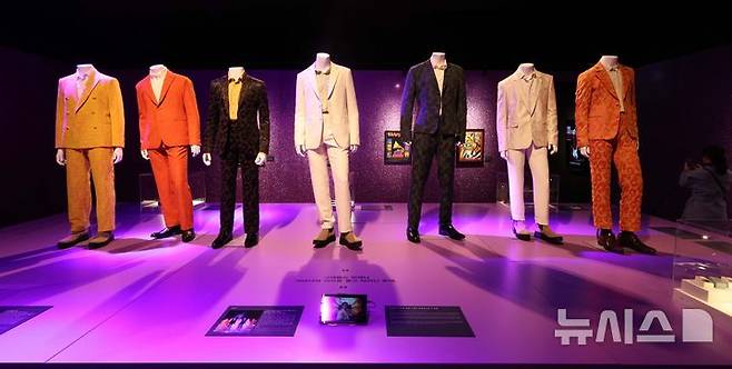 [서울=뉴시스] 고범준 기자 = 28일 서울 강남구 현대백화점 무역센터점 문화홀에서 열린 '위대한 뮤지션 100인전 vol.1'에서 제63회 그래미 어워드 BTS의 'Dynamite'공연 의상이 전시되어 있다. 전시관은 아메리칸 퀸, 디바, 위대한 밴드, 위대한 기타리스트 컬렉션, 팝의 황제, 힙합, 그래미 & BTS 등 7개 공간으로 구성됐다. 2025.02.28. bjko@newsis.com